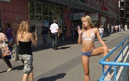 英国女子画条内衣裤就上街 无人发现其裸体