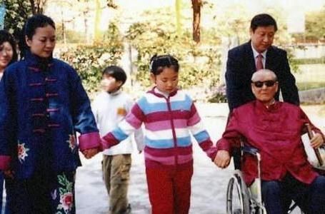 习近平一家人与习仲勋 资料图