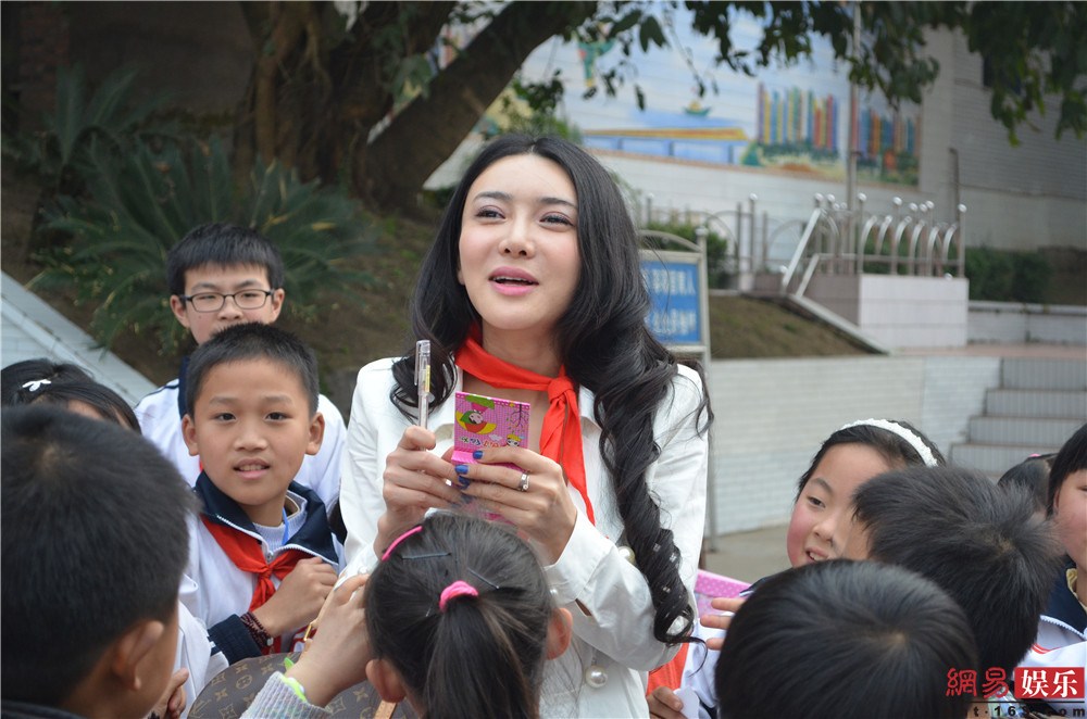 昔日艳星龚玥菲与小学生互动