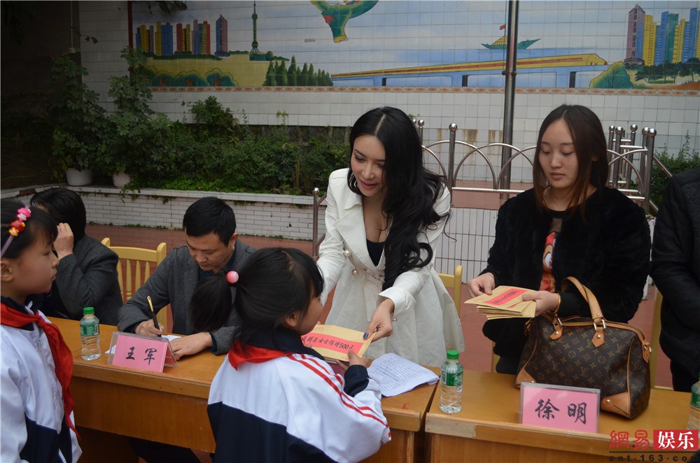 昔日艳星龚玥菲与小学生互动