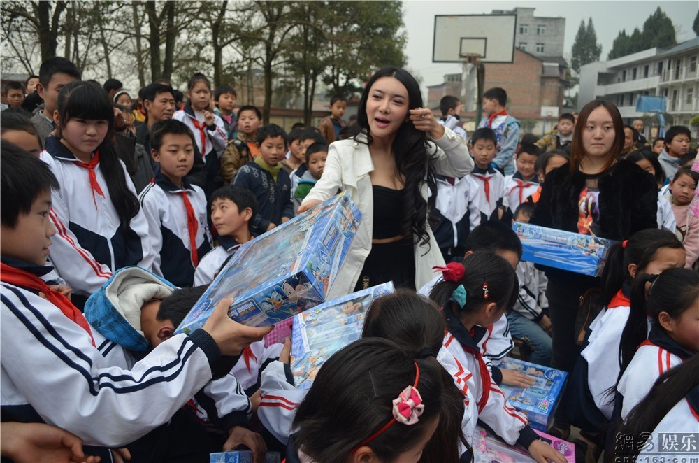 昔日艳星龚玥菲与小学生互动