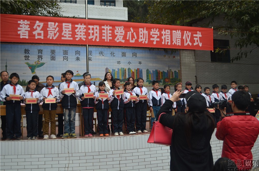 昔日艳星龚玥菲与小学生互动