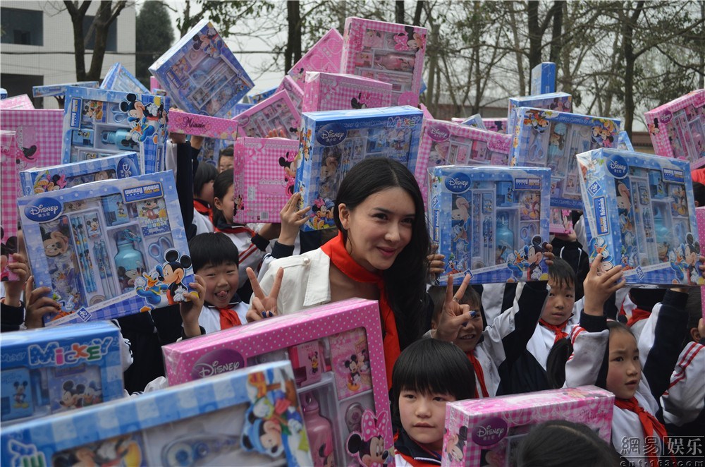 昔日艳星龚玥菲与小学生互动