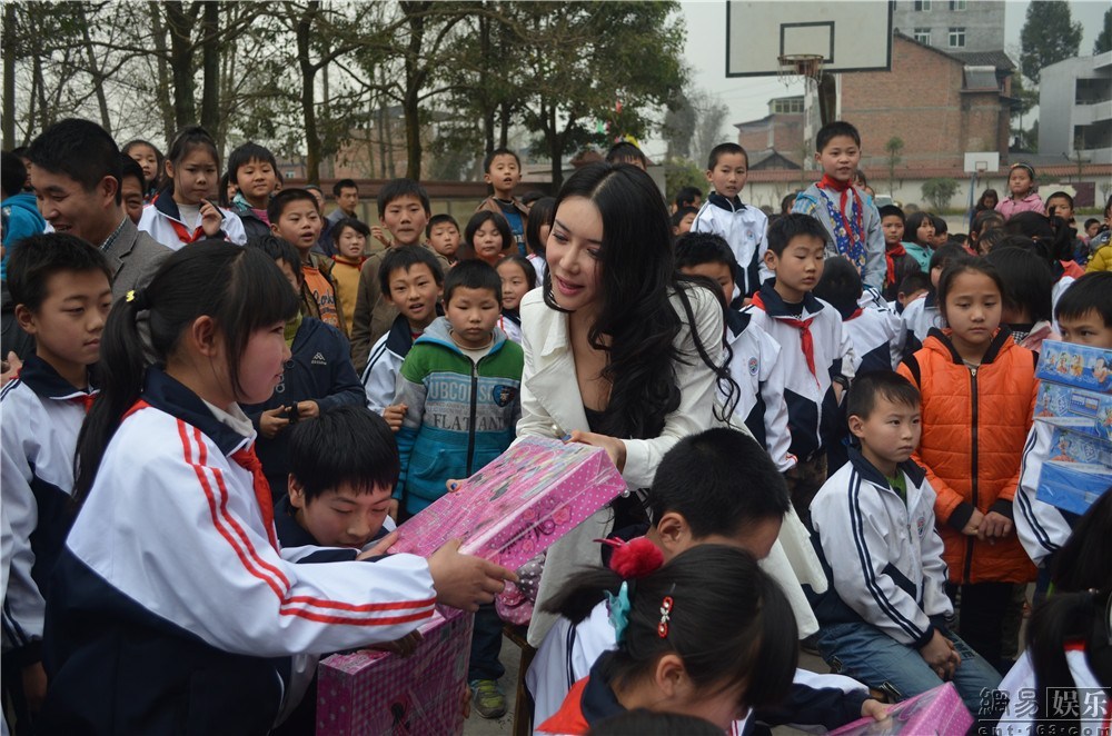 昔日艳星龚玥菲与小学生互动