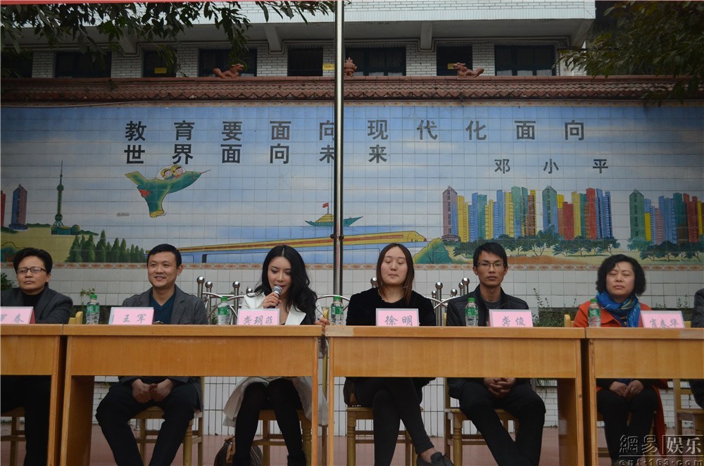 昔日艳星龚玥菲与小学生互动