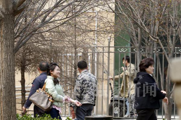 马伊琍产后上围暴涨 与文章压马路护夫似保镖
