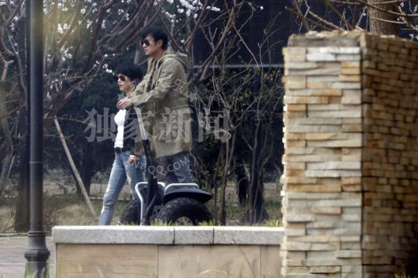 马伊琍产后上围暴涨 与文章压马路护夫似保镖