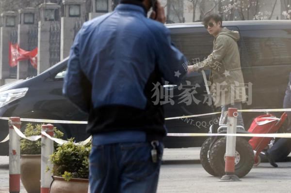 马伊琍产后上围暴涨 与文章压马路护夫似保镖