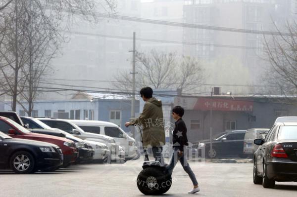 马伊琍产后上围暴涨 与文章压马路护夫似保镖