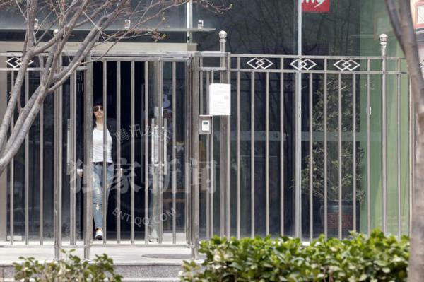 马伊琍产后上围暴涨 与文章压马路护夫似保镖