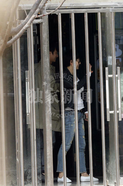 马伊琍产后上围暴涨 与文章压马路护夫似保镖