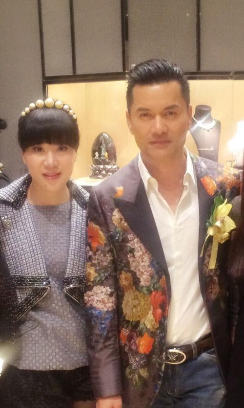吕良伟与妻子秀恩爱 感叹爱是一起成长