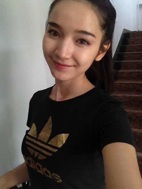 中戏校花代斯美艳照片曝光 被赞素颜女神