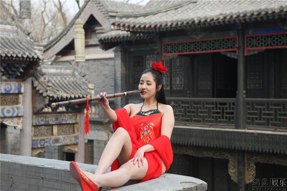 K奶嫩模红肚兜遮胸私处尽显 豪乳若隐若现
