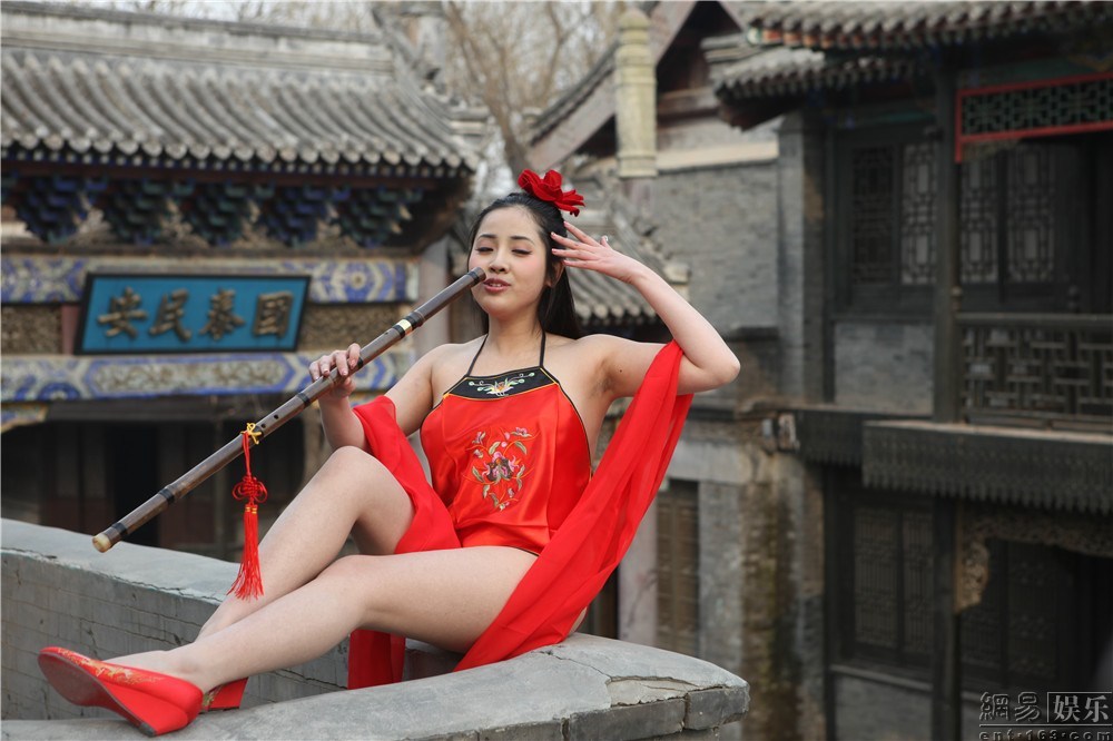 K奶嫩模红肚兜遮胸私处尽显 豪乳若隐若现