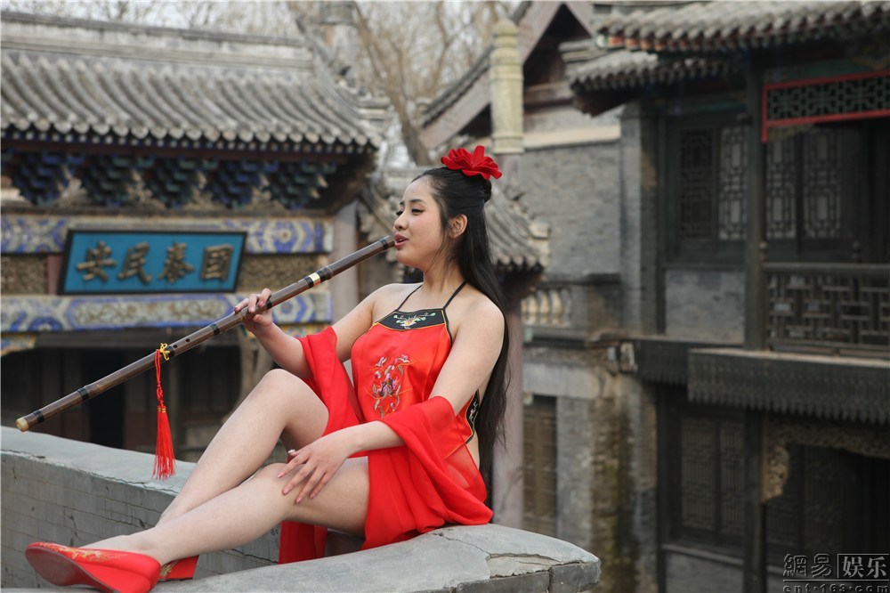 K奶嫩模红肚兜遮胸私处尽显 豪乳若隐若现