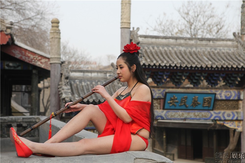 K奶嫩模红肚兜遮胸私处尽显 豪乳若隐若现