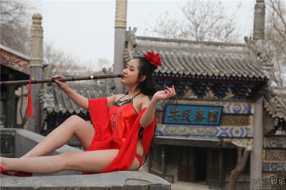 K奶嫩模红肚兜遮胸私处尽显 豪乳若隐若现