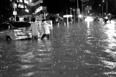 3月30日晚，深圳市区不少地段因暴雨积水，导致一些车辆在水中熄火。图/CFP登录手机应用平台，免费下载并使用“云拍”，拍摄图片观看视频。
