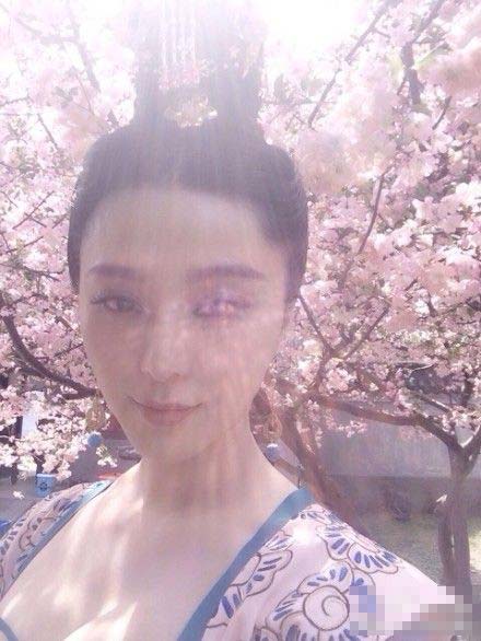 范冰冰桃花树下带妆晒自拍 白嫩美胸抢镜