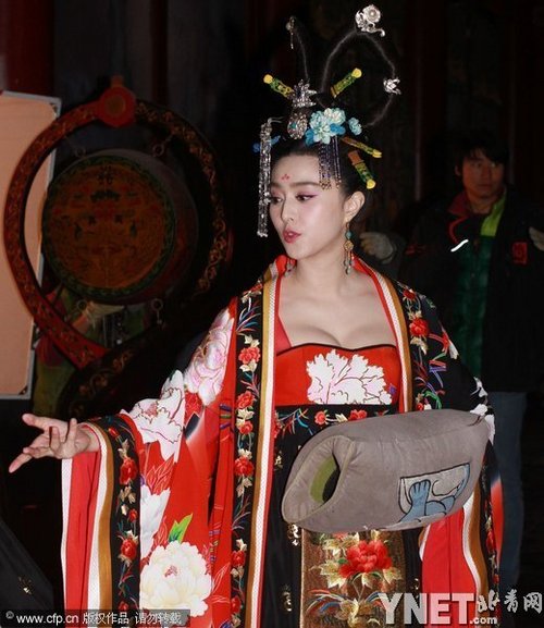 范冰冰桃花树下带妆晒自拍 白嫩美胸抢镜