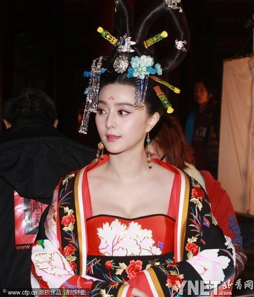 范冰冰桃花树下带妆晒自拍 白嫩美胸抢镜