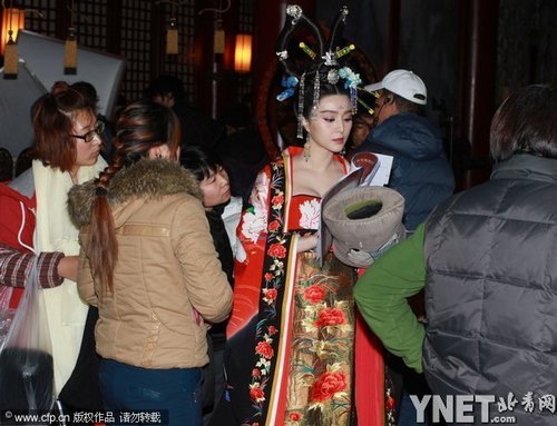 范冰冰桃花树下带妆晒自拍 白嫩美胸抢镜
