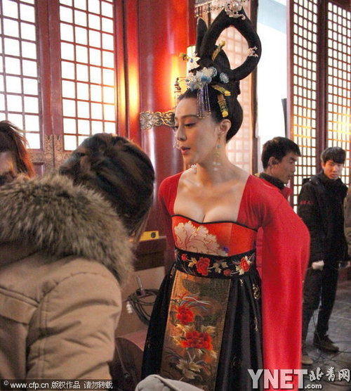 范冰冰桃花树下带妆晒自拍 白嫩美胸抢镜