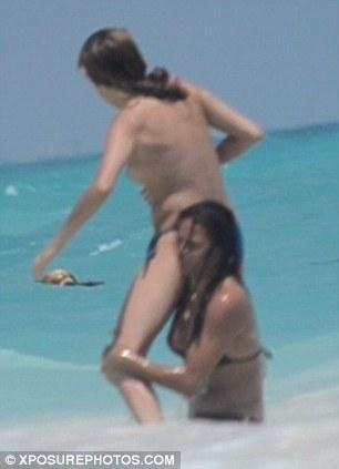 名模半裸上身与同性女友戏水 海中忘情激吻