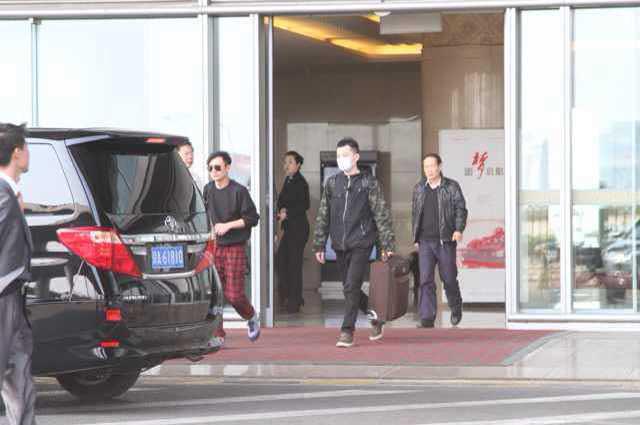文章出轨后首度现身 走VIP通道避媒体