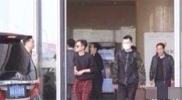 文章出轨后首度现身 走VIP通道避媒体