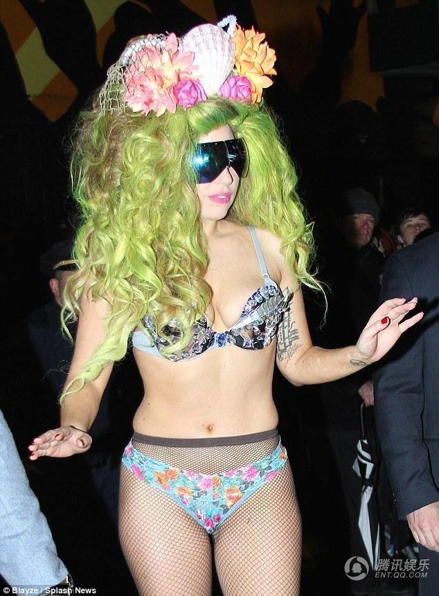 LadyGaga穿内衣裤露纹身逛街 众人争合影