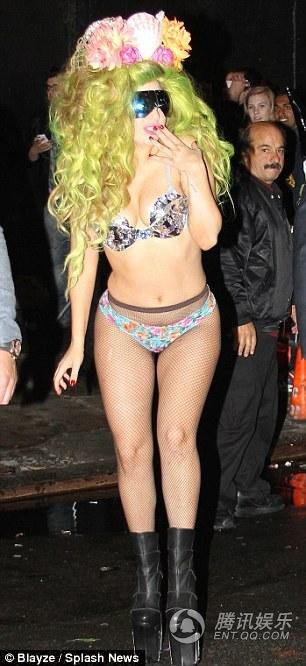 LadyGaga穿内衣裤露纹身逛街 众人争合影