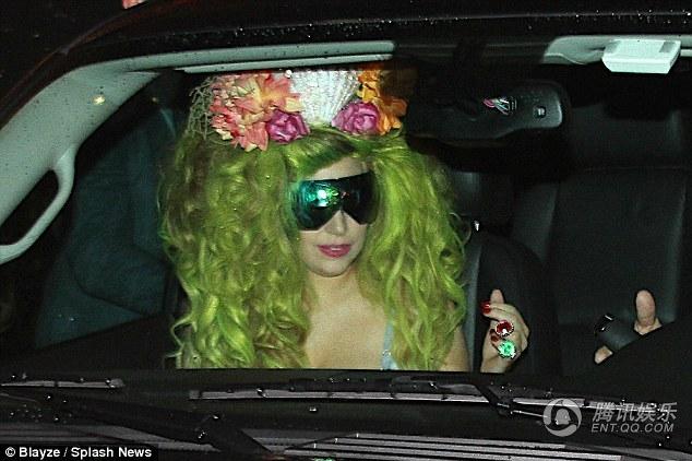 LadyGaga穿内衣裤露纹身逛街 众人争合影