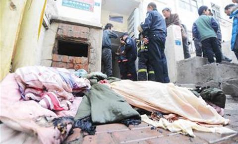 消防车救火被挡住去路 被窝里救出肇事醉汉
