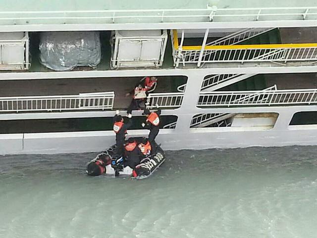 韩国载477人客轮沉没