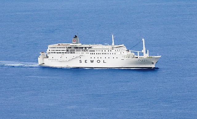 韩国载477人客轮沉没