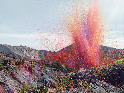 petals erupting from a volcano 从火山口喷出的花瓣