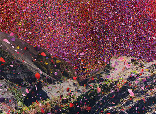 The incredibly detailed vistas reflect the sharpness and clarity of the 4K TV,promising to envelop the viewer in an realism. 细节图片的展示显示了索尼新款电视卓越的清晰度，为观众提供身临其境的视觉体验。