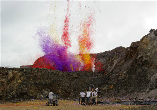 They pluck the petals of the brightest, most vibrant flowers around. 他们从小镇周边采摘了最鲜艳的花瓣。