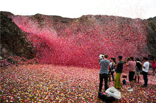 It took the creative team and the inhabitants of an entire village more than two weeks to pluck the petals. 创意团队和当地居民花了两周的时间收集花瓣。