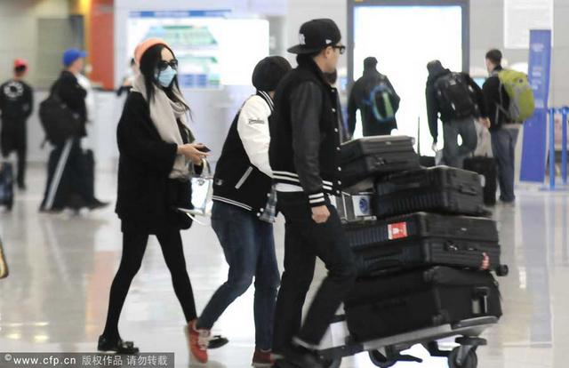 杨幂挺大肚赴港养胎 刘恺威护驾牵娇妻秀恩爱