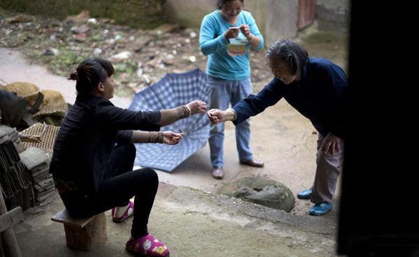 摄影师记录“女子”双性40年