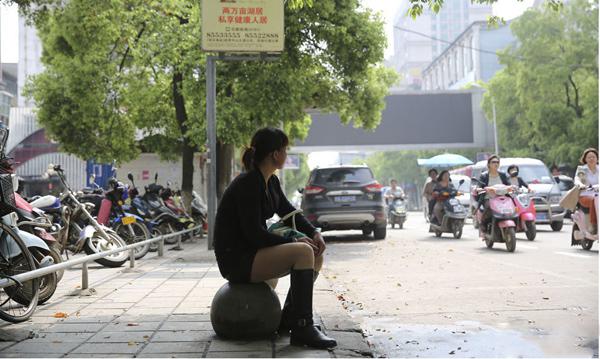 摄影师记录“女子”双性40年