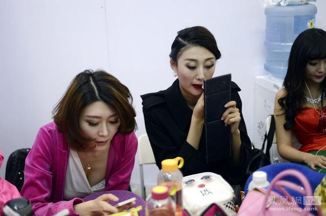 实拍北京车展休息室里的女模