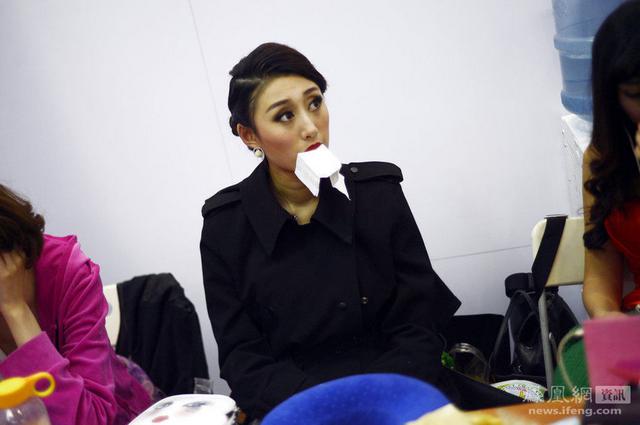 实拍北京车展休息室里的女模