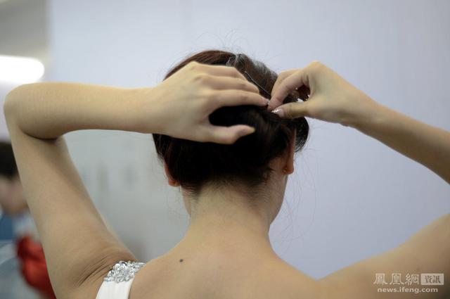 实拍北京车展休息室里的女模
