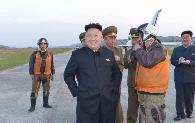 金正恩视察空军 朝战机近景曝光