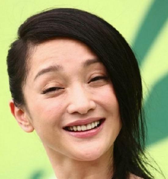 女星罕见丑照曝光 张柏芝翻白眼