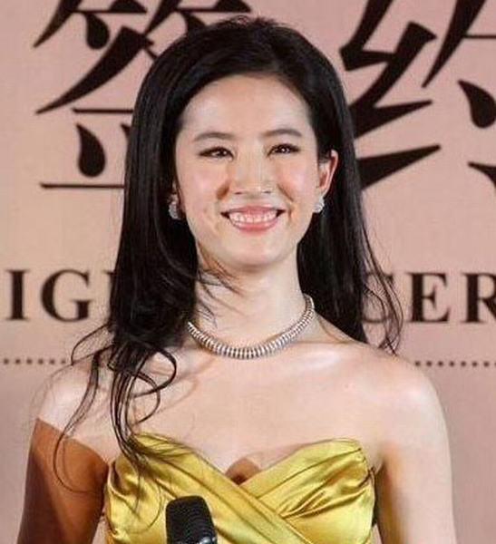 女星罕见丑照曝光 张柏芝翻白眼